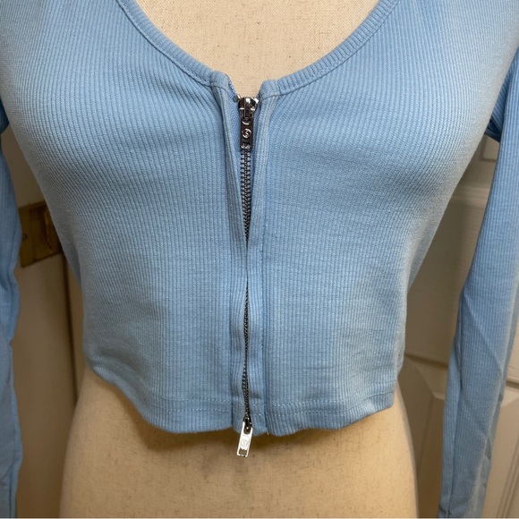 Open zipper crop long sleeve top - Picture 3 of 6